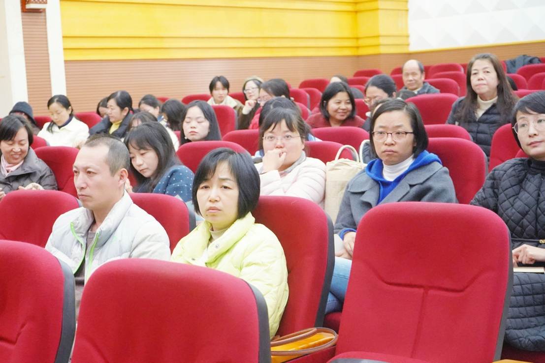 一群人坐在沙发上 AI 生成的内容可能不正确。