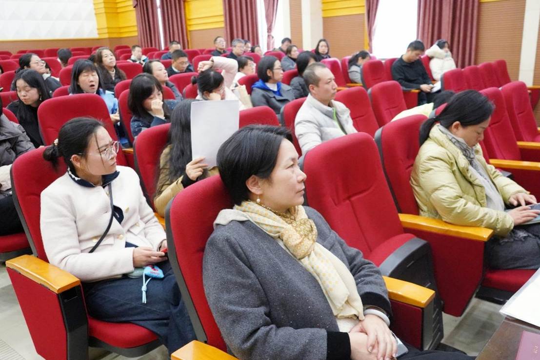 会议室里的人们 AI 生成的内容可能不正确。