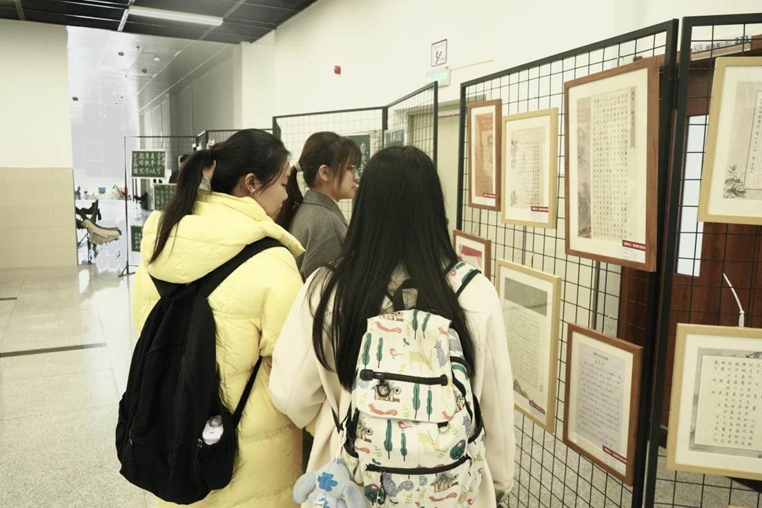 同学参观书法作品 (2)